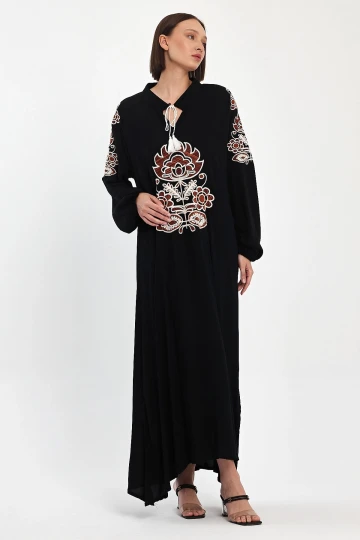Maxi Boy Siyah Bağcıklı Nakış İşlemeli Uzun Boy Dokuma Elbise BCVL-24940