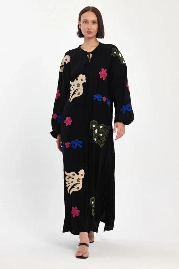 Maxi Boy Siyah Hakim Yaka Nakış İşlemeli Uzun Dokuma Elbise BCVL-24915