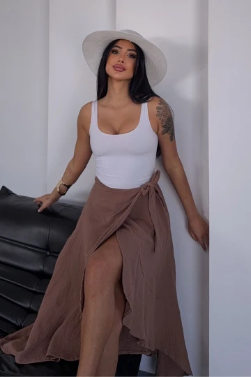 Karamel Beli Bağlamalı Volanlı Kloş Muslin Dokuma Etek BCBT-251006