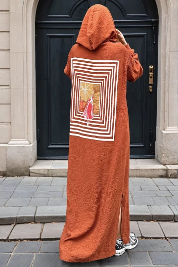 Kiremit Keten Kapüşonlu Yanı Yırtmaçlı Sırtı Baskılı Uzun Elbise BCBSK-25700-3225