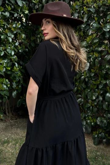 Siyah Yarım Patlı Eteği Piliseli Kendinden Kemerli Salaş Elbise BCBSK-25700-3336