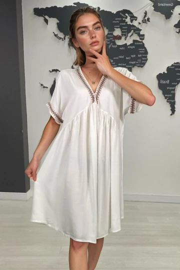 Beyaz Nakış Bordür Detaylı Rahat Kalıp Viscon Dokuma Elbise BCVL-2530000