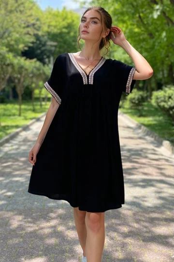 Siyah Nakış Bordür Detaylı Rahat Kalıp Viscon Dokuma Elbise BCVL-2530000