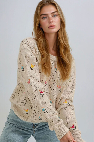 Açık Bej Bisiklet Yaka Delik Ajurlu Ve Nakışlı Triko Kazak BCHESQ-251110