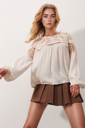 Bej Bisiklet Yaka Dantel İşlemeli Delik Ajurlu Oversize Bluz BCHESQ-251117