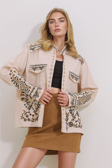 Bej Çift Cepli Nakışlı Gabardin Ceket BCHESQ-251036