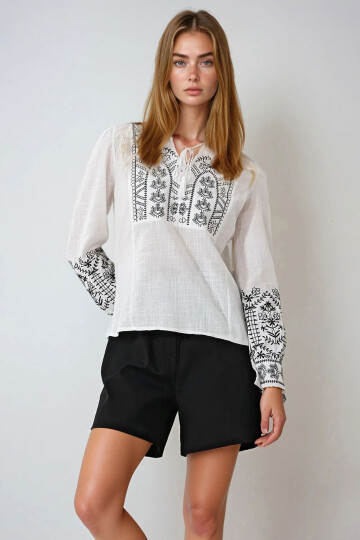 Beyaz Hakim Yaka Püskül Detaylı Flamlı Keten Bluz BCHESQ-251046