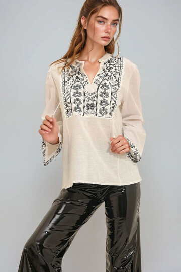 Beyaz Hakim Yaka Roba Nakışlı Dokuma Bluz BCHESQ-251030