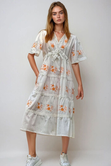 Beyaz V Yaka Belden Büzgülü Nakışlı İçi Astarlı Midi Boy Dokuma Elbise BCHESQ-251050