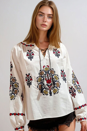 Beyaz Yırtmaç Yaka Balon Kol Nakışlı Dokuma Bluz BCHESQ-251049