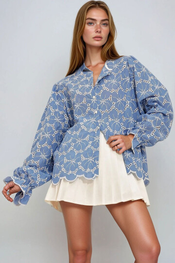 Mavi Düğme Detaylı Nakışlı Balon Kol Bluz BCHESQ-251011