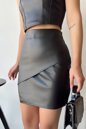 Siyah Asimetrik Kesim Suni Deri Etek BCHN-25260106