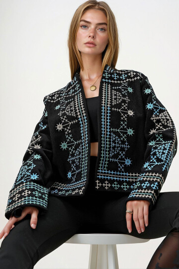 Siyah Şal Yaka Nakış İşlemeli Kaşe Ceket BCHESQ-251063