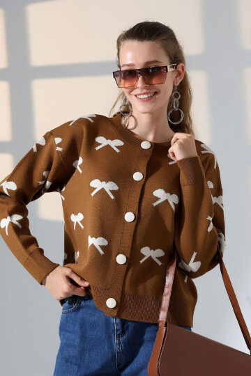 Tarçın Kahve Fiyonk Desenli Düğmeli Triko Hırka BCES-252044