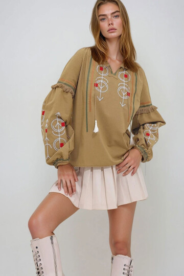 Yeşil İşlemeli Püskül Detaylı Dokuma Bluz BCHESQ-251034