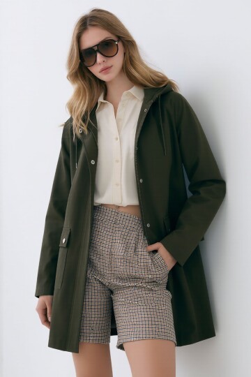 Haki Kapüşonlu Fermuarlı Çift Cepli Yağmurluk Ceket