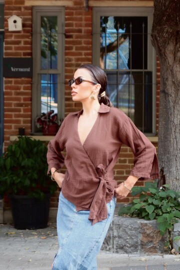 Kahverengi Kruvaze Yaka Bağlamalı Müslin Bluz