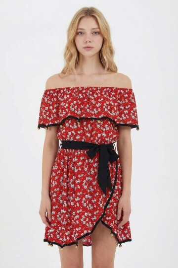 Kırmızı Madonna Yaka Desenli Volanlı Dokuma Elbise
