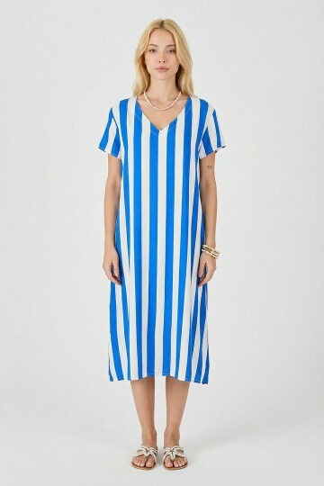 Mavi V Yaka Kısa Kollu Rahat Kesim Elbise