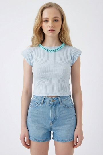Mavi Yakası Aksesuarlı Vatkalı Crop Örme Bluz