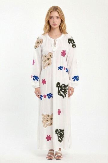 Beyaz Hakim Yaka Nakış İşlemeli Uzun Dokuma Elbise