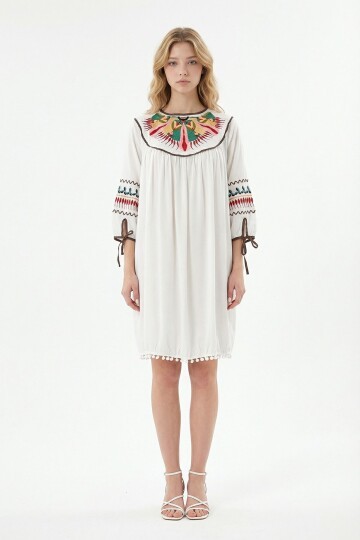 Beyaz Nakış İşlemeli Püsküllü Dokuma Viscon Elbise