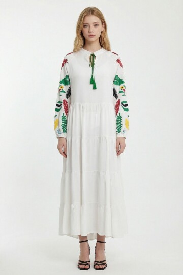 Beyaz Yakası Bağlamalı Nakış İşlemeli Uzun Boy Dokuma Elbise