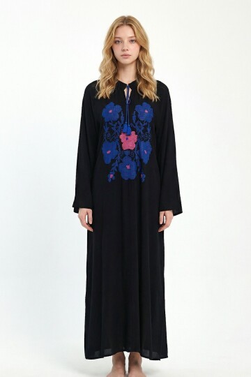 Siyah Hakim Yaka Nakış İşlemeli Uzun Boy Dokuma Elbise
