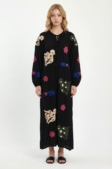 Siyah Hakim Yaka Nakış İşlemeli Uzun Dokuma Elbise