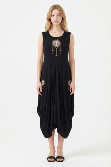 Siyah Nakış İşlemeli Örme Viscon Elbise