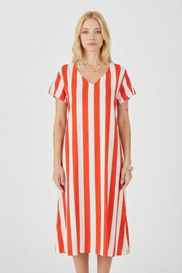 Mercan V Yaka Kısa Kollu Rahat Kesim Elbise