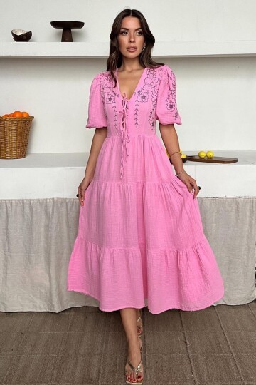 Pembe V Yaka Nakış İşlemeli Müslin Elbise