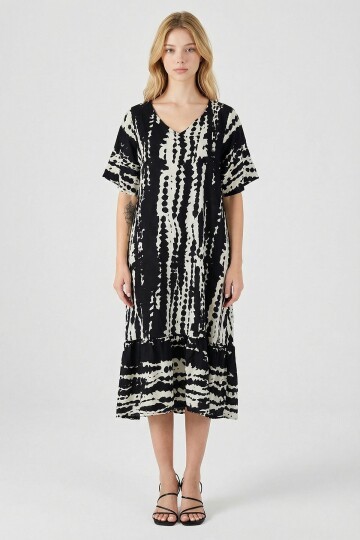Siyah Batik Desenli V Yaka Eteği Volanlı Oversize Elbise
