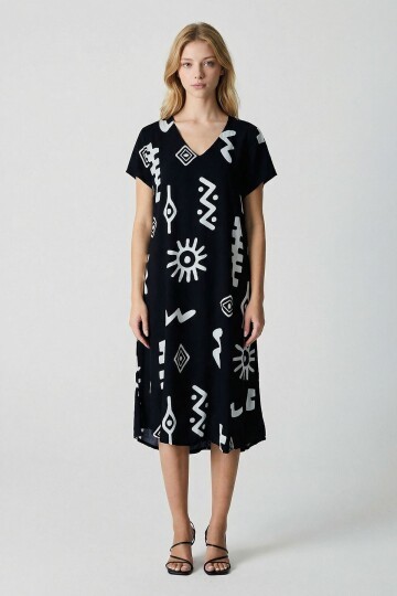 Siyah Desenli V Yaka Kısa Kollu Yırtmaçlı Midi Boy Elbise
