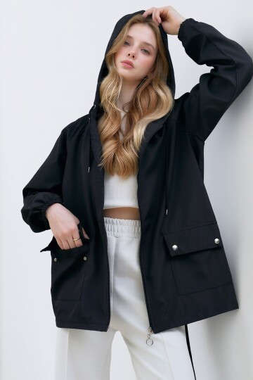 Siyah Kapüşonlu Fermuarlı Çift Cepli Yağmurluk Ceket