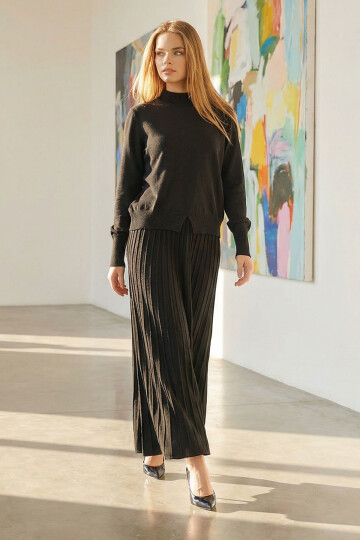 Siyah Yarım Balıkçı Yaka Kazak Ve Midi Boy Piliseli Etek Takım BCHPK-251253