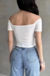 Beyaz Kayık Yaka Gül Detaylı Crop Bluz BCDF-252181