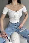 Beyaz Kayık Yaka Gül Detaylı Crop Bluz BCDF-252181