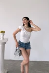 Beyaz Tek Omuz Fırıfır Detaylı Bluz BCDF-251088
