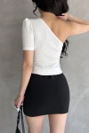 Beyaz Tek Omuz Zincir Detaylı Crop Bluz BCDF-252179