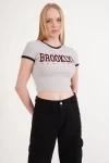 Gri Bisiklet Yaka Baskılı Pamuklu Crop T-Shirt CO-2523254270