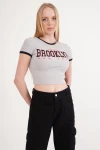 Gri Bisiklet Yaka Baskılı Pamuklu Crop T-Shirt CO-2523254270