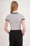 Gri Bisiklet Yaka Baskılı Pamuklu Crop T-Shirt CO-2523254270
