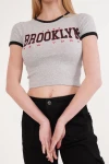 Gri Bisiklet Yaka Baskılı Pamuklu Crop T-Shirt CO-2523254270