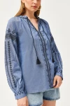 Mavi Bağcıklı Nakışlı Denim Görünümlü Salaş Dokuma Bluz BCEQ-25B1003