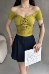 Olive Kayık Yaka Gül Detaylı Crop Bluz BCDF-252181