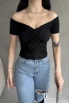Siyah Kayık Yaka Gül Detaylı Crop Bluz BCDF-252181