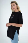 Siyah Önü Nakışlı Kısa Kol Yırtmaçlı Tshirt CO-259112913