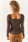 Kahve Yumuşak Dokulu Kare Yaka Günlük Bluz BCBSK-25700-K7482