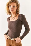 Kahve Yumuşak Dokulu Kare Yaka Günlük Bluz BCBSK-25700-K7482
